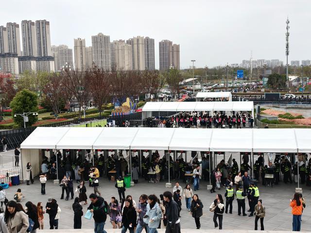 开云体育官网-演唱会+中超，近6万人在成都过“超级周末”